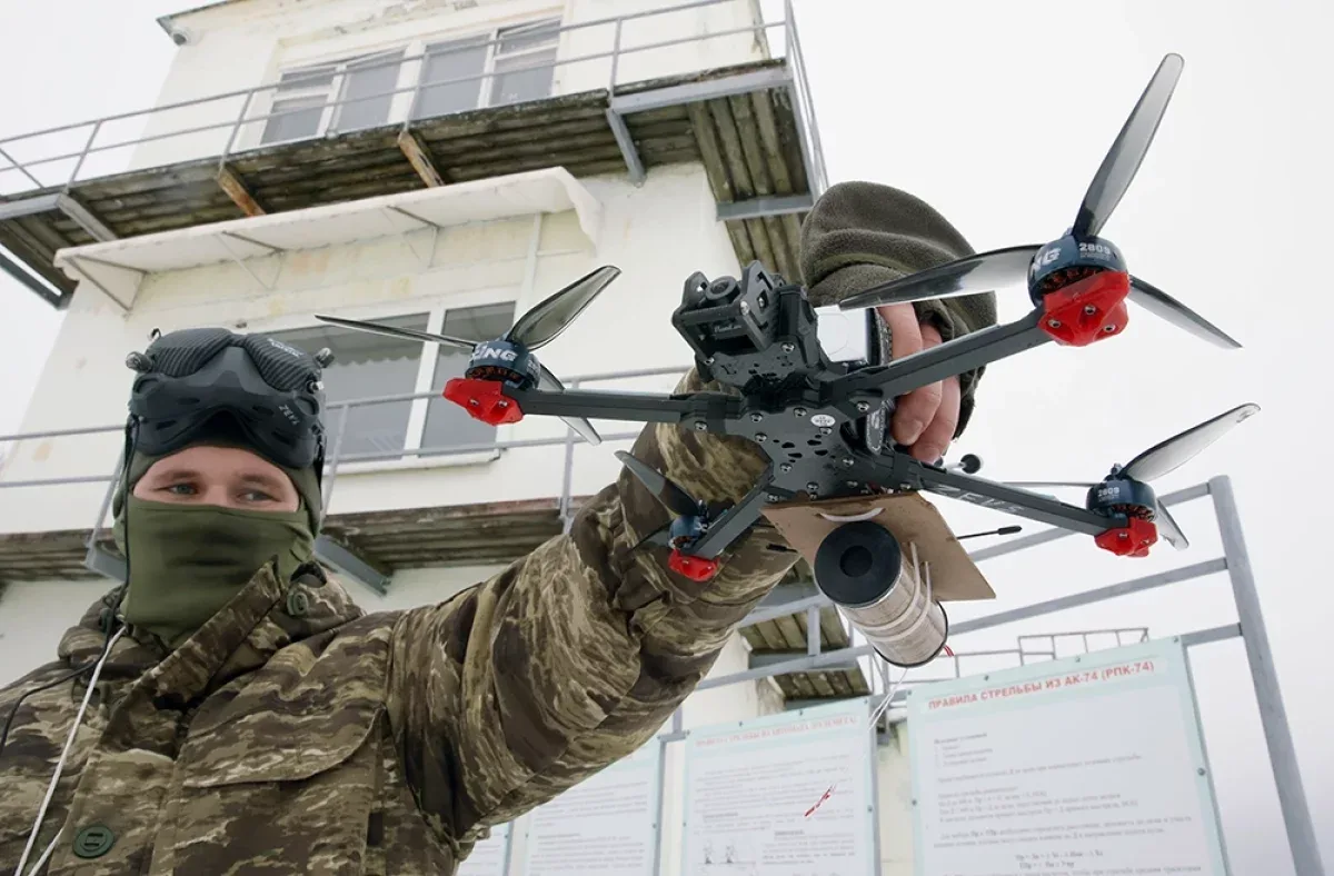 Специалисты осматривают FPV-дрон перед запуском